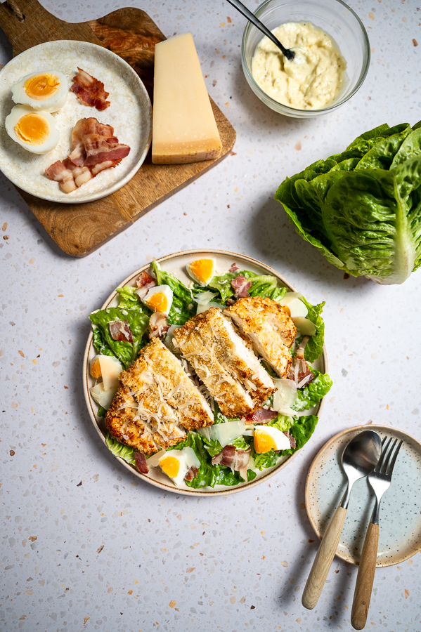 Caesar salade met krokante kip-Parmezaan