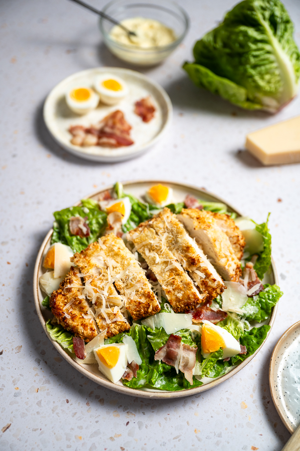 Caesar salade met krokante kip-Parmezaan