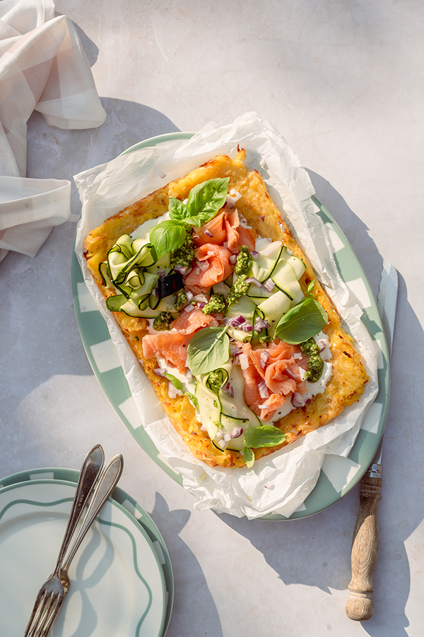 Rostitaart met gerookte zalm en crème fraîche