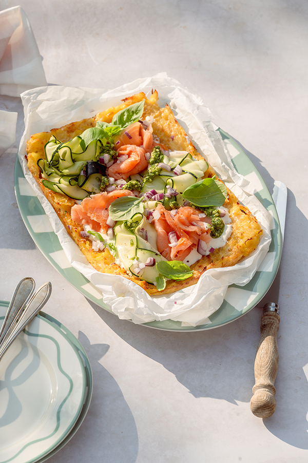 Rostitaart met gerookte zalm en crème fraîche