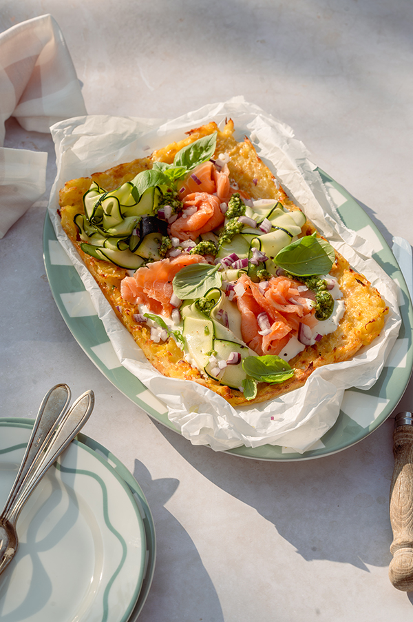 Rostitaart met gerookte zalm en crème fraîche