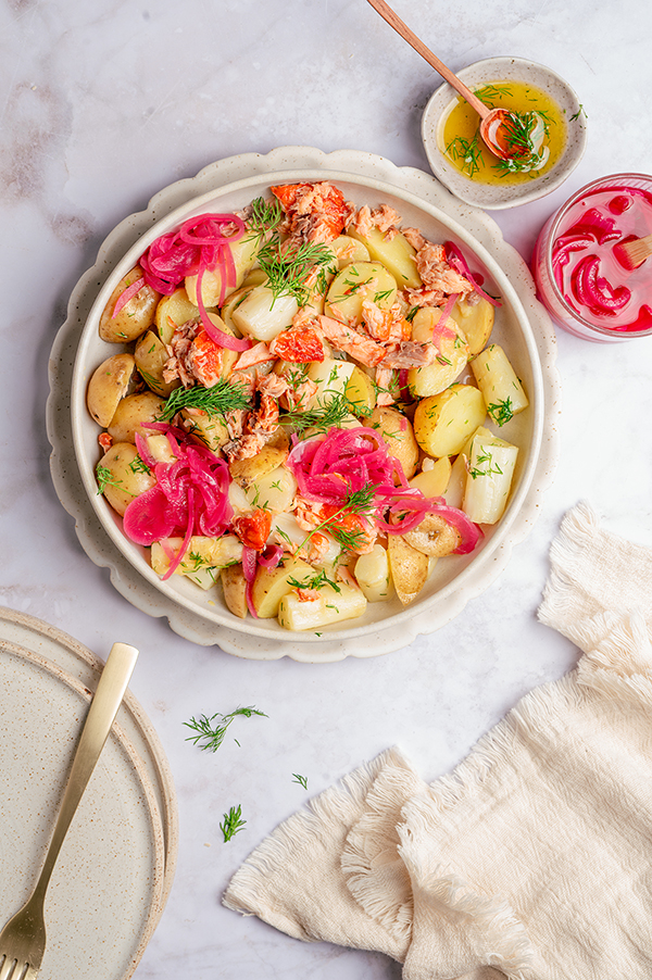 Aardappelsalade met asperges, warmgerookte zalm en dilledressing