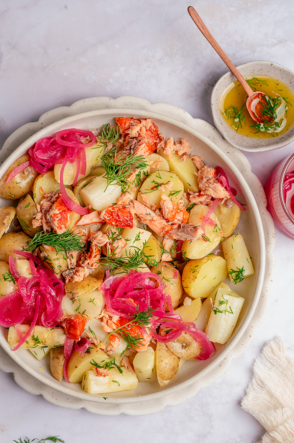 Aardappelsalade met asperges, warmgerookte zalm en dilledressing