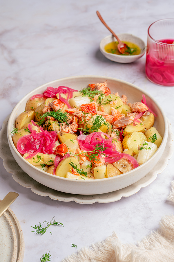 Aardappelsalade met asperges, warmgerookte zalm en dilledressing