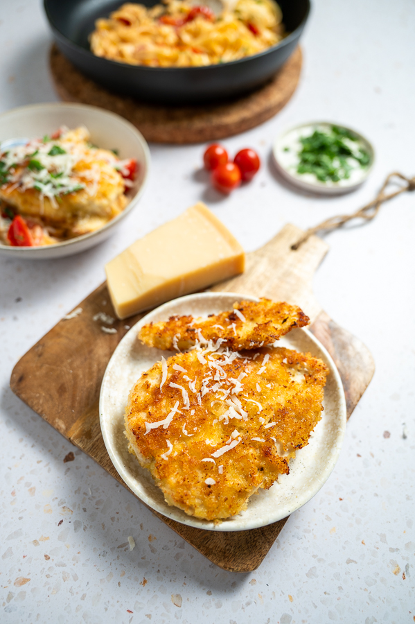 Kip Parmezaan met romige tagliatelle en tomaatjes