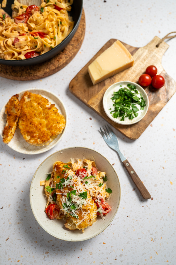 Kip Parmezaan met romige tagliatelle en tomaatjes