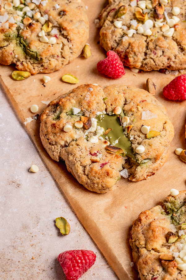 Pistache koekjes met witte chocolade en frambozen