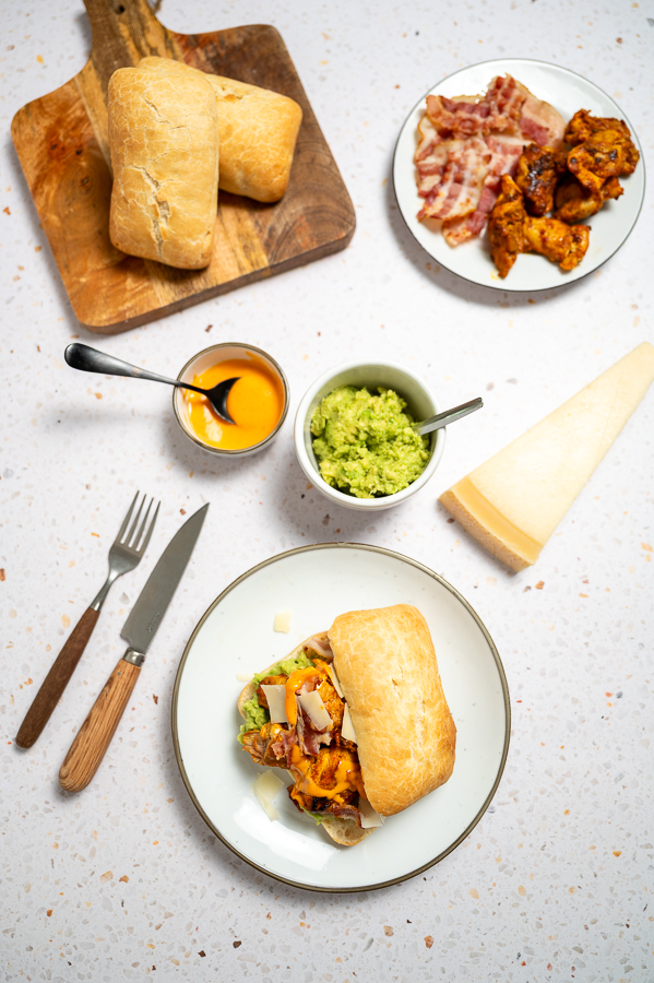 Broodje smashed avocado met kip en spek