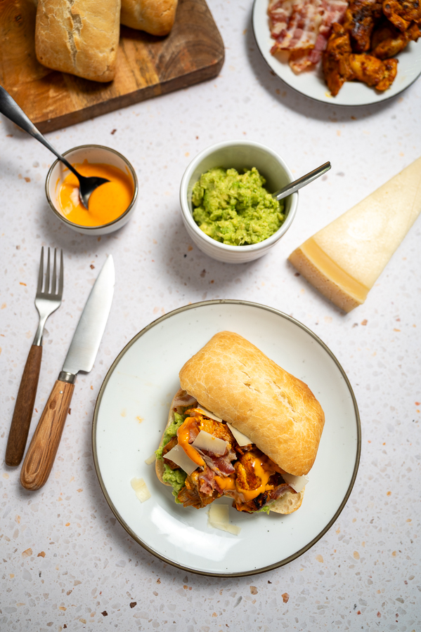 Broodje smashed avocado met kip en spek