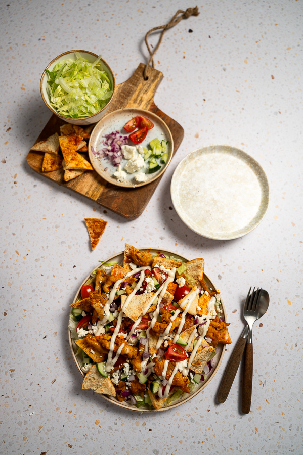 Maaltijdsalade met kipshoarma en pitapuntjes