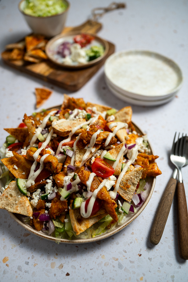 Salade van pitapuntjes met kipshoarma