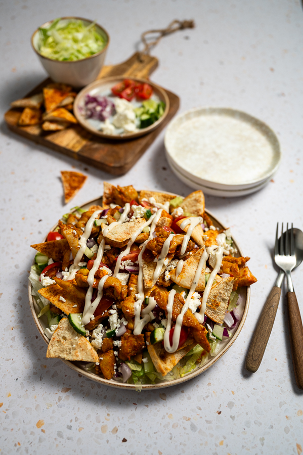 Maaltijdsalade met kipshoarma en pitapuntjes