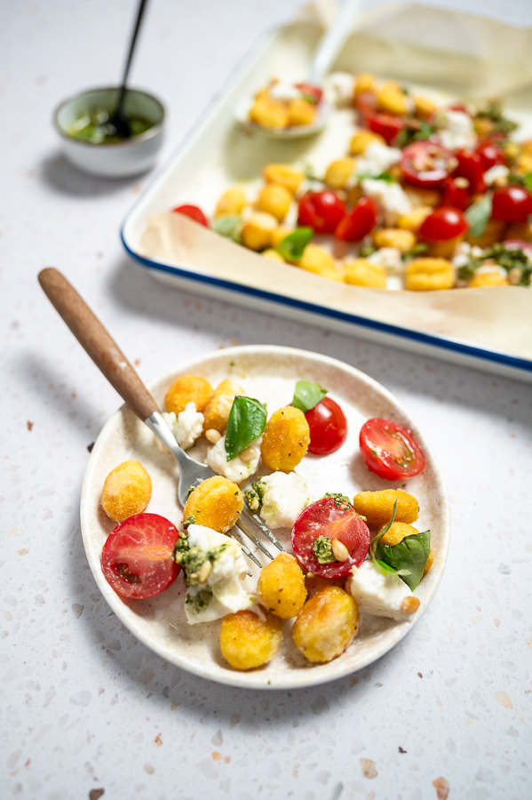 Krokante gnocchi caprese met pesto