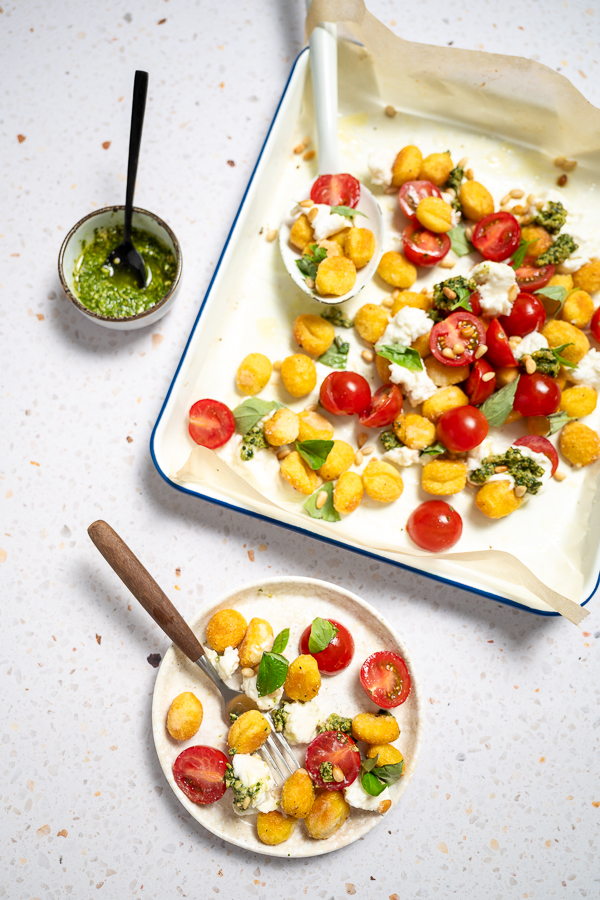 Krokante gnocchi caprese met pesto