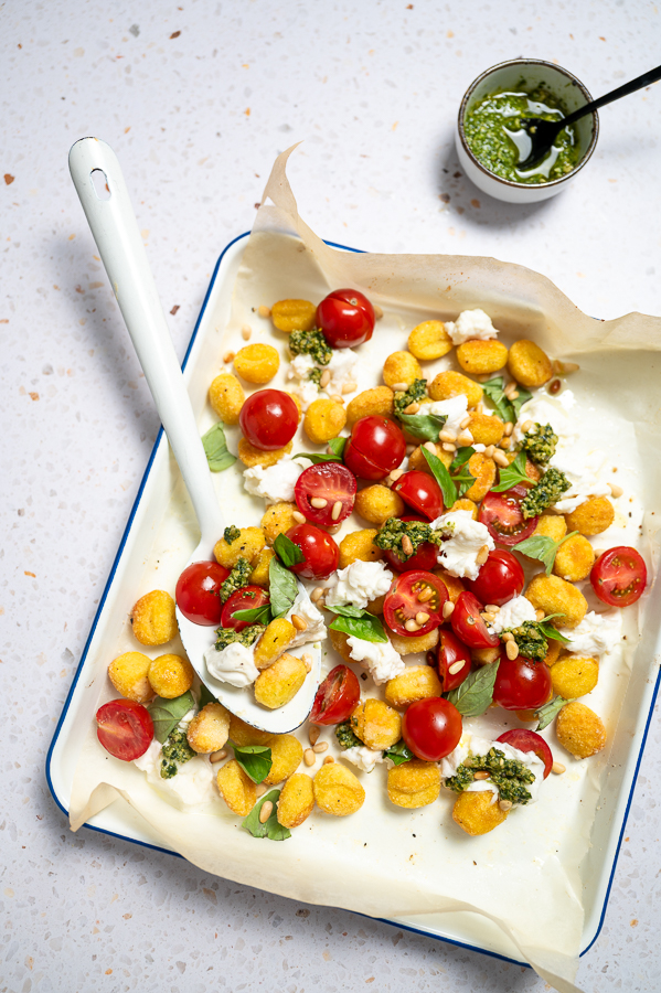Krokante gnocchi caprese met pesto