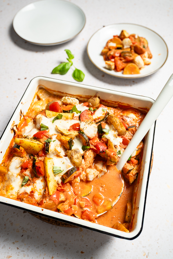 Visschotel met aardappeltjes en tomatensaus