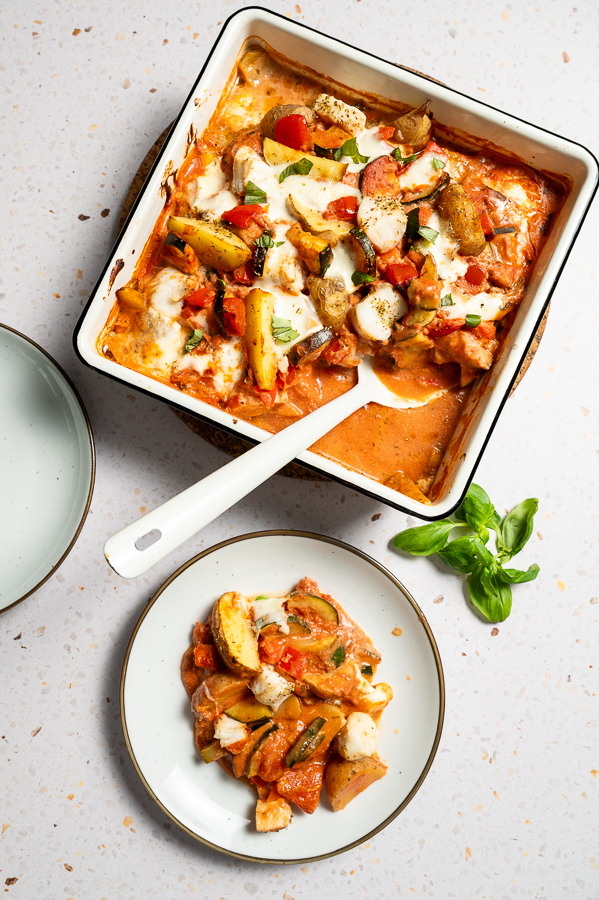 Visschotel met aardappeltjes en tomatensaus 