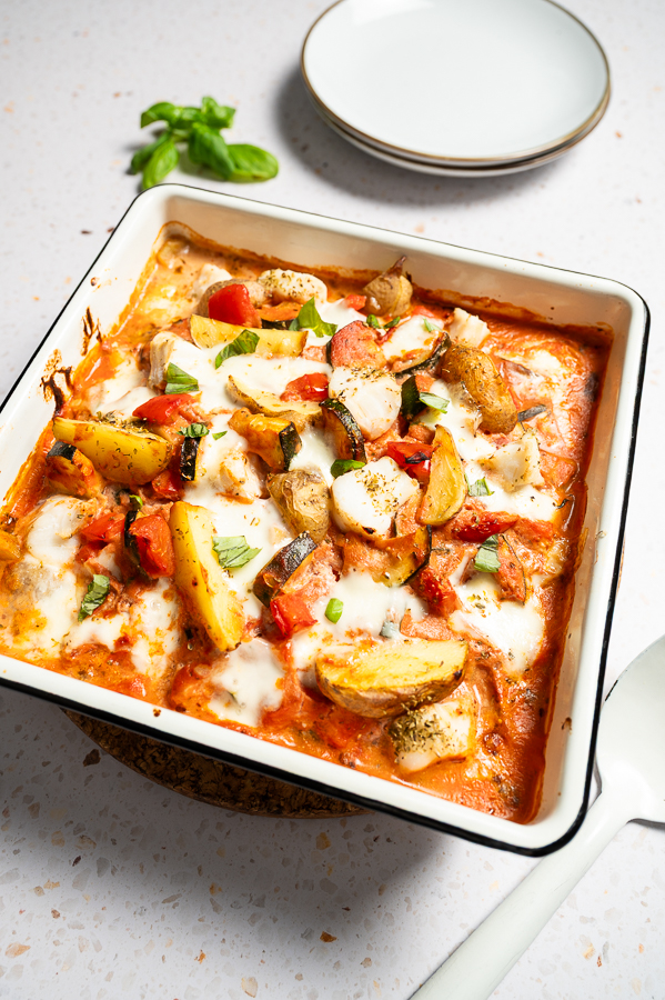 Visschotel met aardappeltjes en tomatensaus