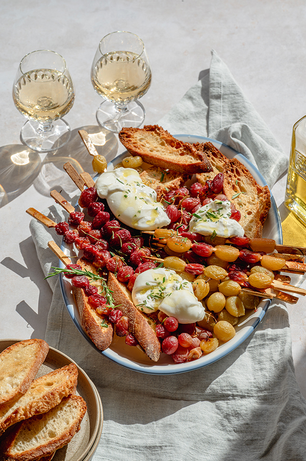 Geroosterde druivenspiesen met burrata en rozemarijn-citroenolie
