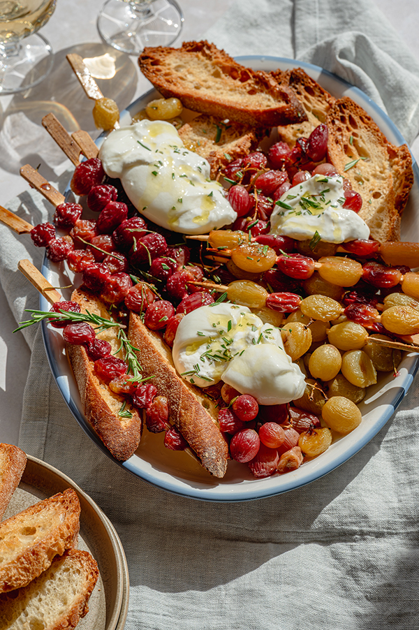 Geroosterde druivenspiesen met burrata en rozemarijn-citroenolie