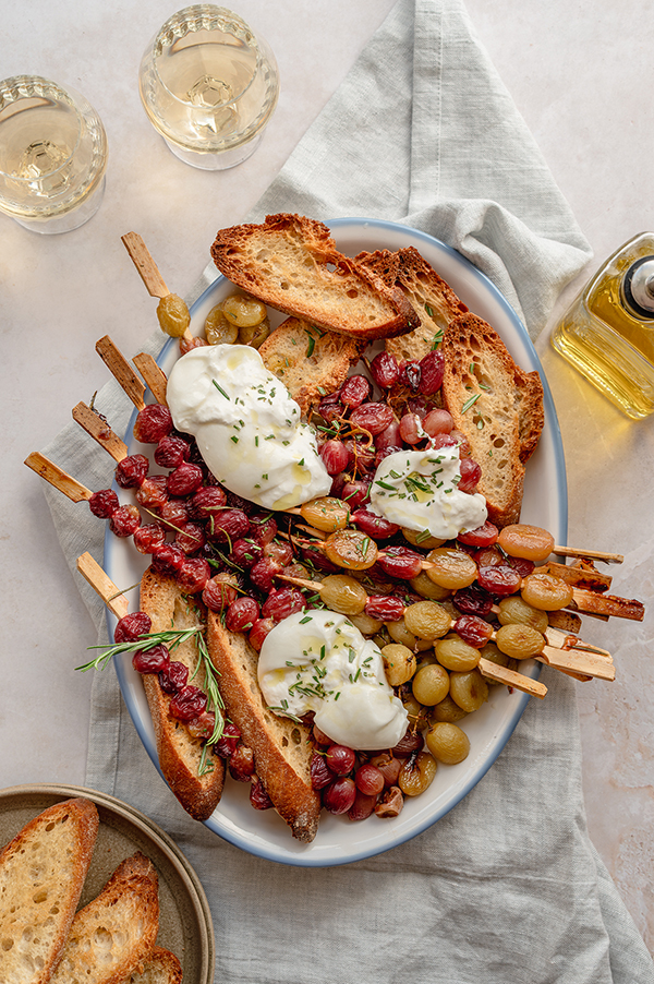 Geroosterde druivenspiesen met burrata en rozemarijn-citroenolie