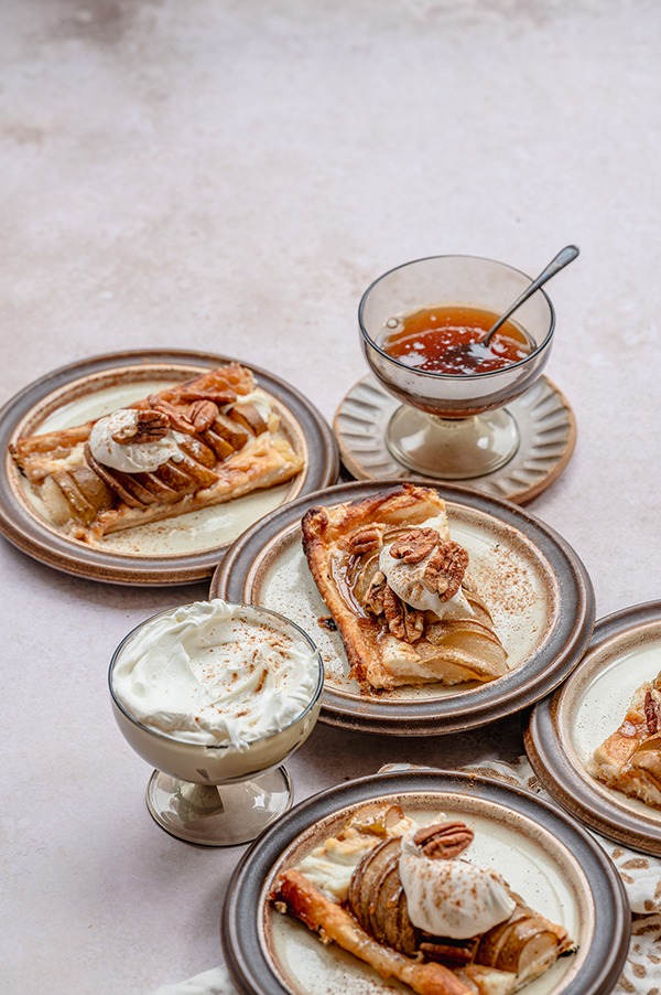 Plaattaart met peer, pumpkin-spice karamel en mascarpone