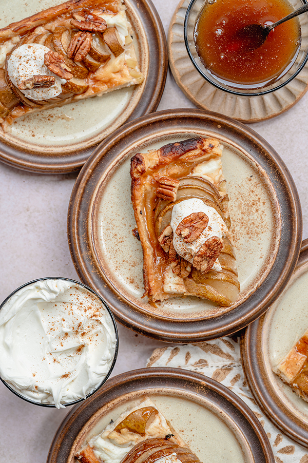Plaattaart met peer, pumpkin-spice karamel en mascarpone