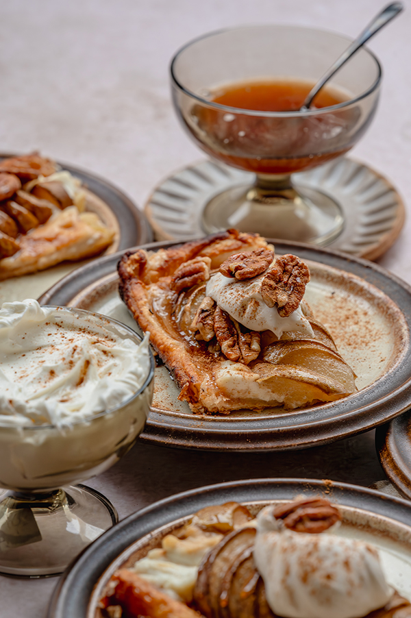 Plaattaart met peer, pumpkin-spice karamel en mascarpone