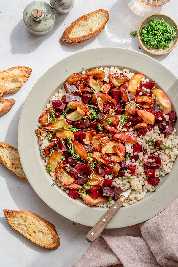 Parelcouscous met biet en gekarameliseerde appels