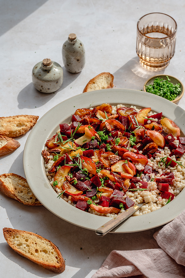 Parelcouscous met biet en gekarameliseerde appels