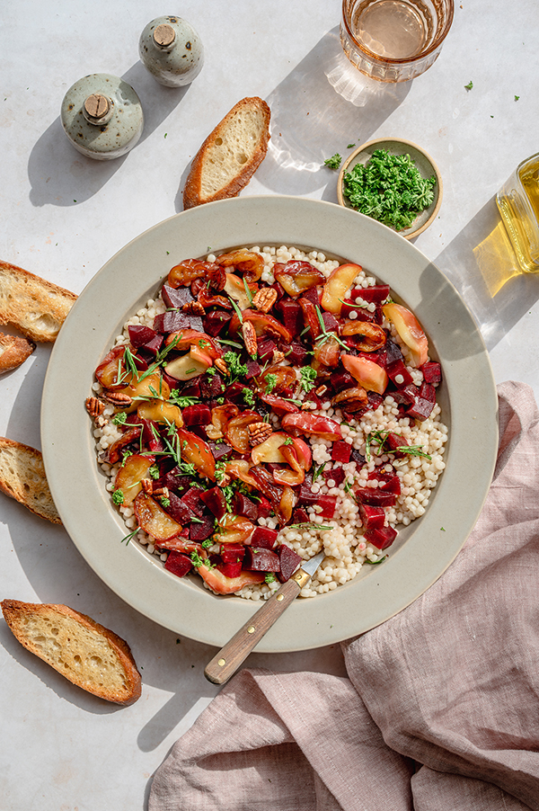 Parelcouscous met biet en gekarameliseerde appels