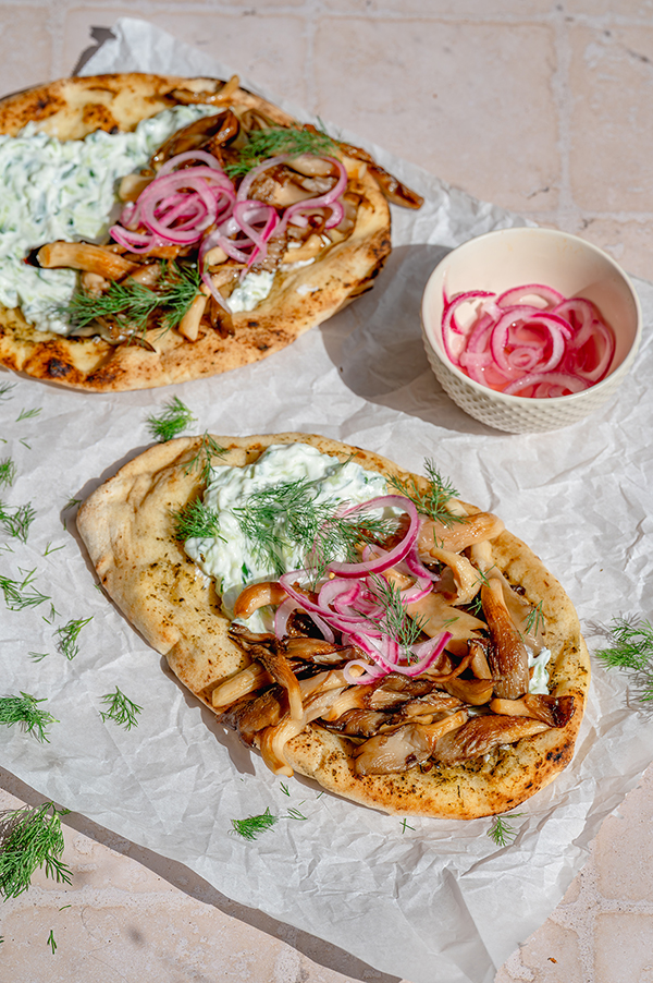 Naans met tzatziki en geroosterde oesterzwammen