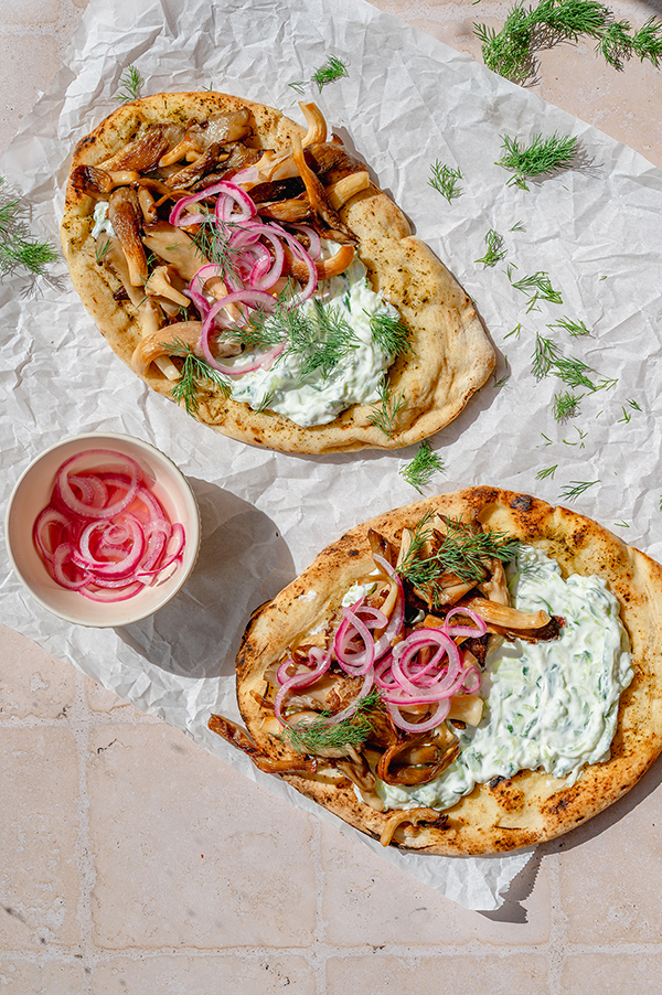 Naans met tzatziki en geroosterde oesterzwammen