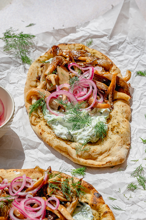 Naans met tzatziki en geroosterde oesterzwammen