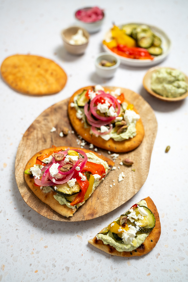 Naan met pistache/feta spread en gegrilde groenten