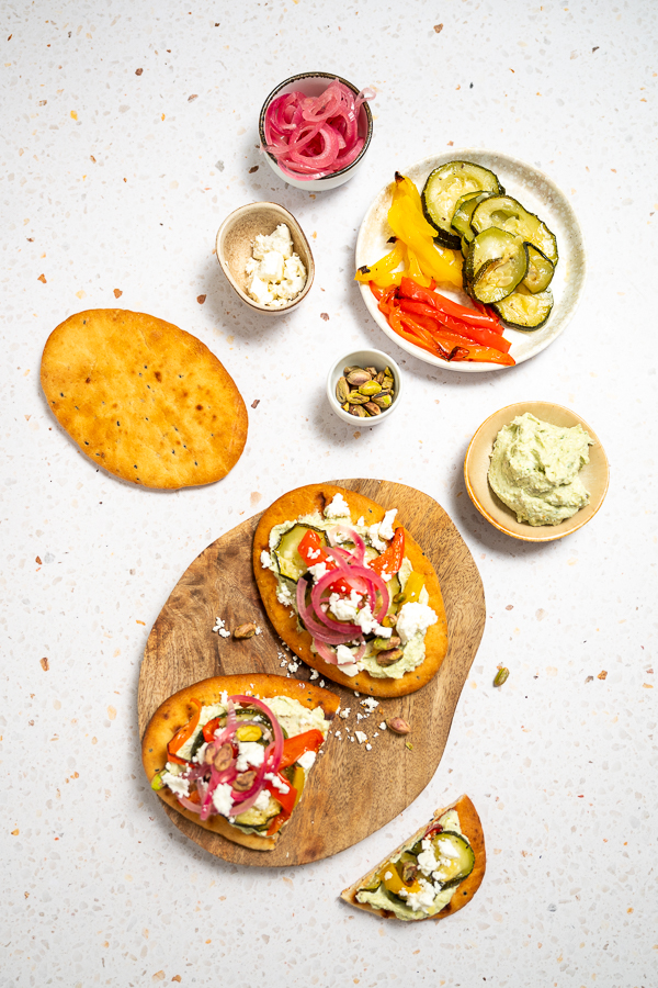 Naan met pistache/feta spread en gegrilde groenten
