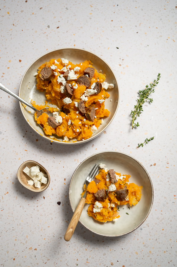 Pompoenstamppot met saucijs en geitenkaas