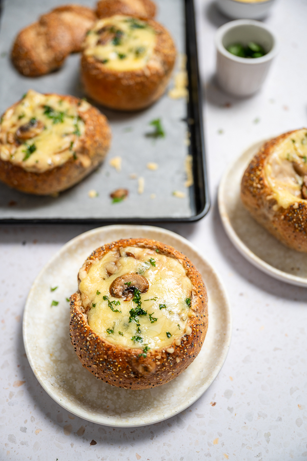 Gevulde broodjes met ragout en champignons