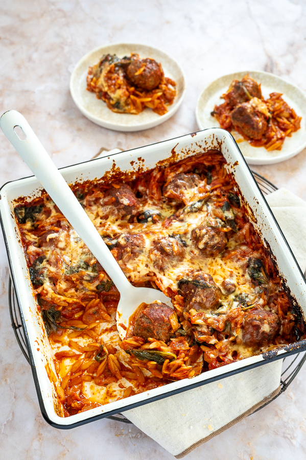 Orzo traybake met gehaktballetjes