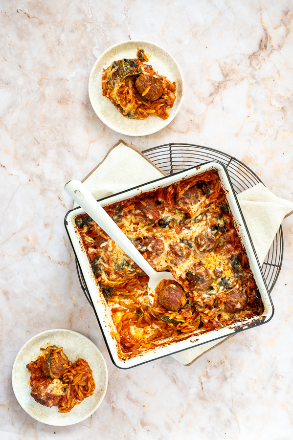 Orzo traybake met gehaktballetjes