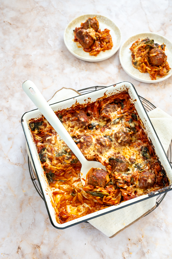 Orzo traybake met gehaktballetjes