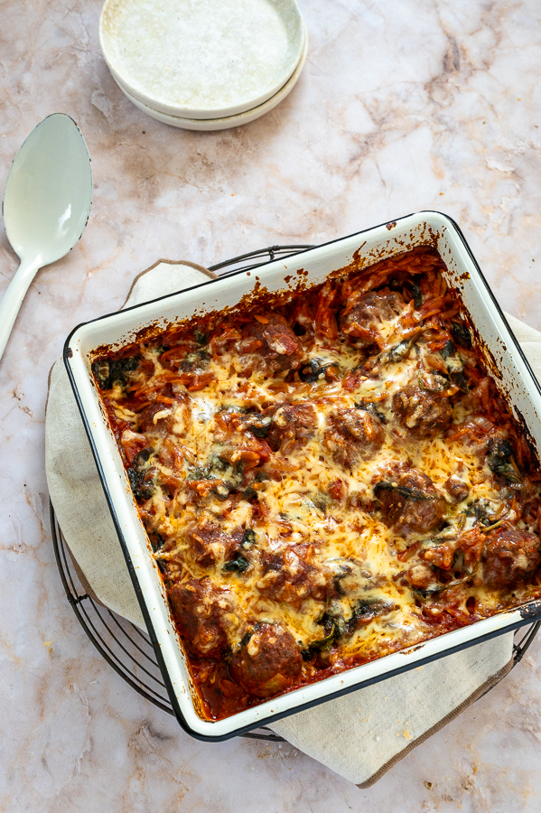 Orzo traybake met gehaktballetjes