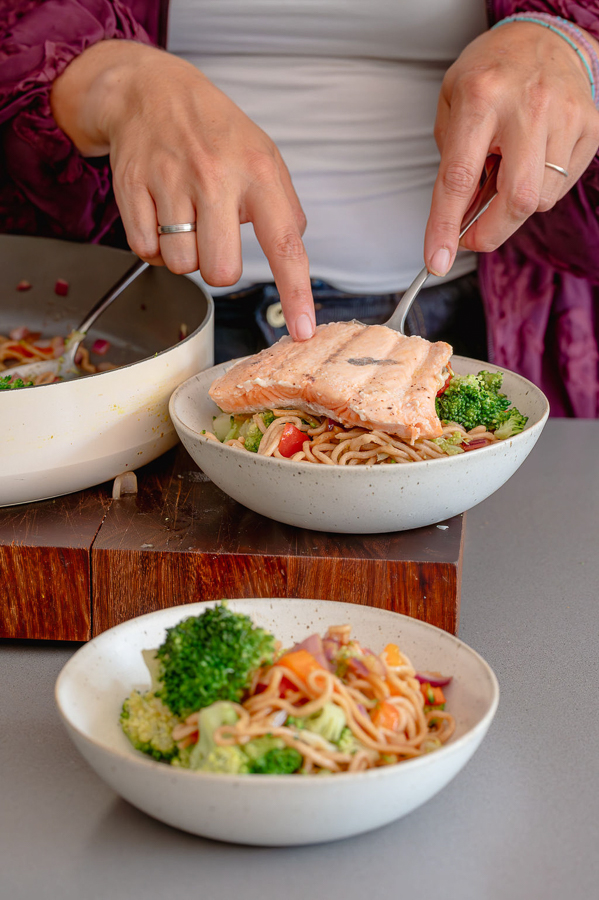 Hoisinnoedels met zalm – Snelle noedels met broccoli en paprika