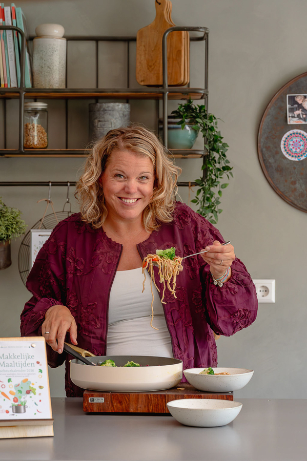 Hoisinnoedels met zalm – Snelle noedels met broccoli en paprika