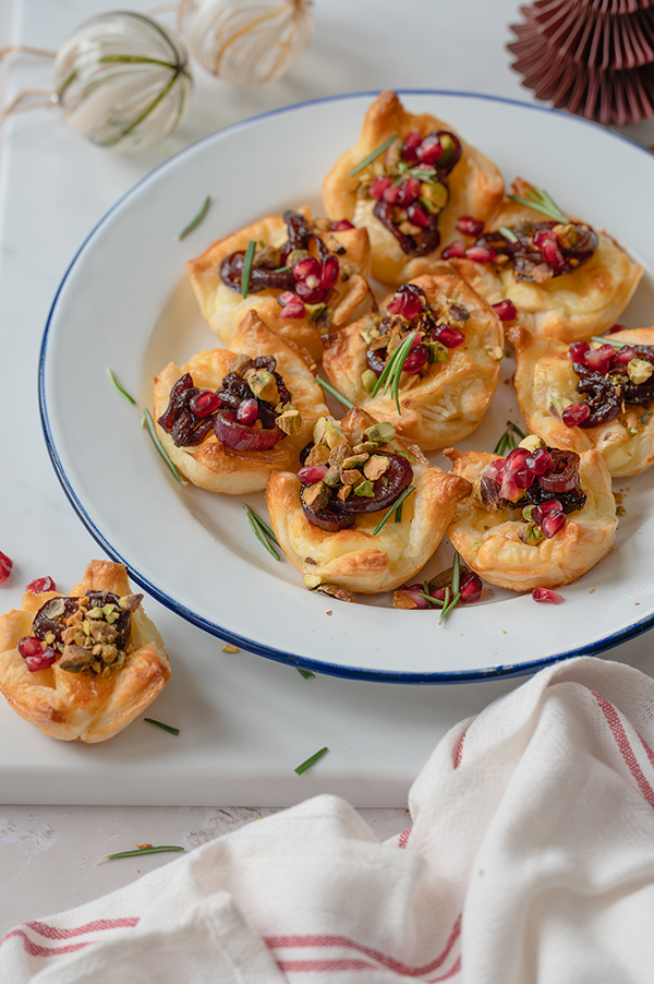 Bladerdeegcupjes met brie, gekarameliseerde uien en pistache