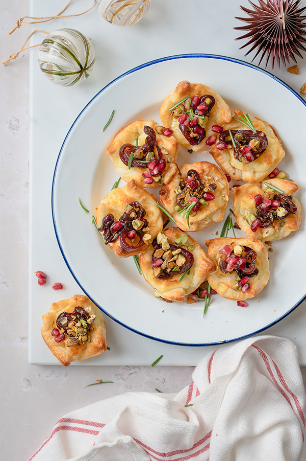 Bladerdeeghapjes met brie, gekarameliseerde uien en pistache