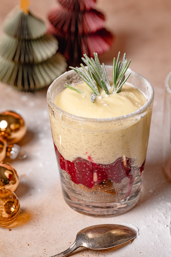 Witte chocolademousse met speculaas en cranberryjam