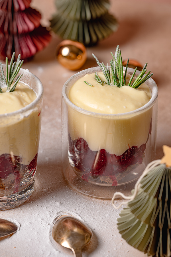Witte chocolademousse met speculaas en cranberryjam