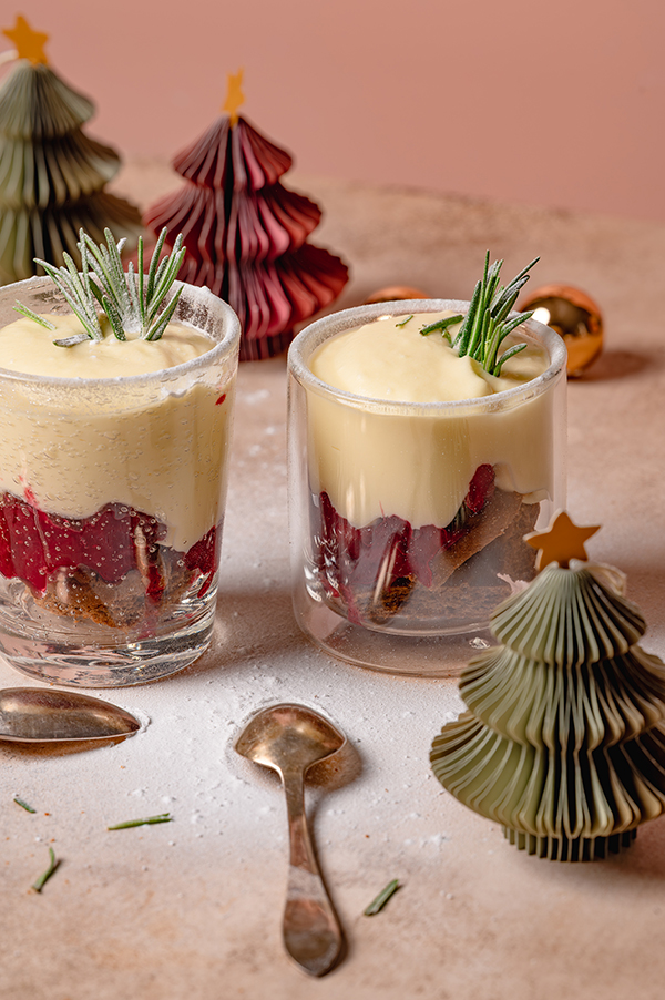 Witte chocolademousse met speculaas en cranberryjam