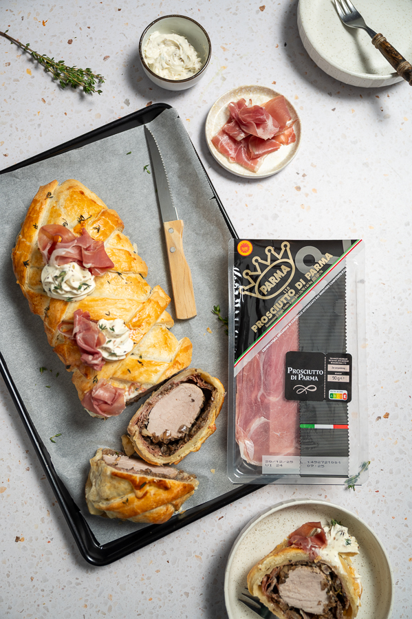 Bladerdeegrol met varkenshaas en parmaham